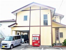 施設の外観と車両