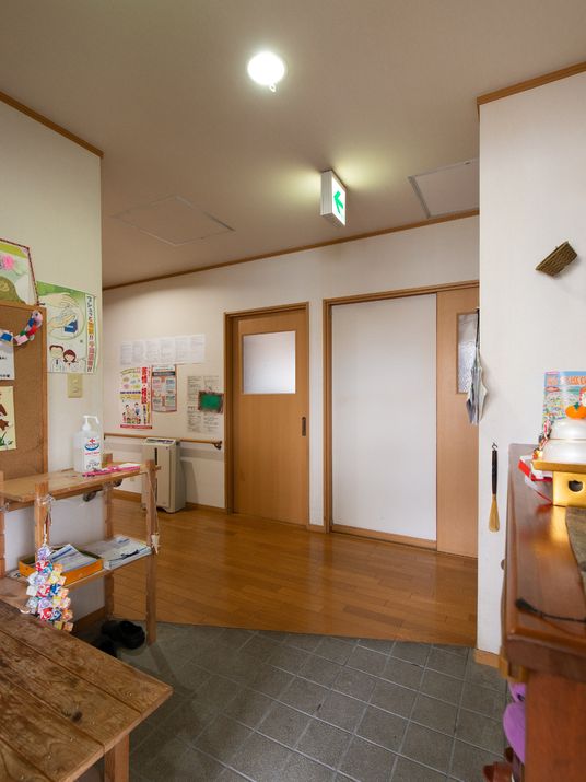 木目調の温かい廊下