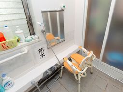 浴室と手すり付き椅子