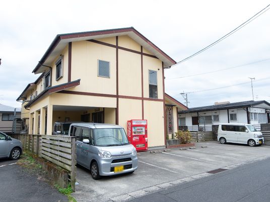 黄色い外壁の施設外観