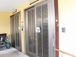 明るい玄関の扉