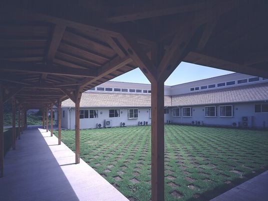 白い建物と広い中庭