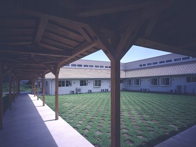 白い建物と広い中庭