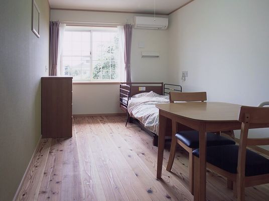 明るい個室の居室  