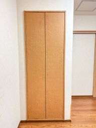 木製ドアの廊下