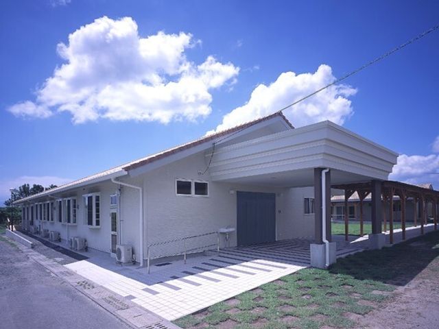 明るい日差しの施設外観