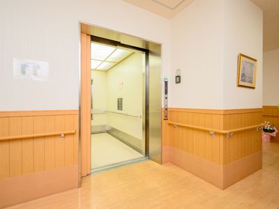 廊下の開いたエレベーター