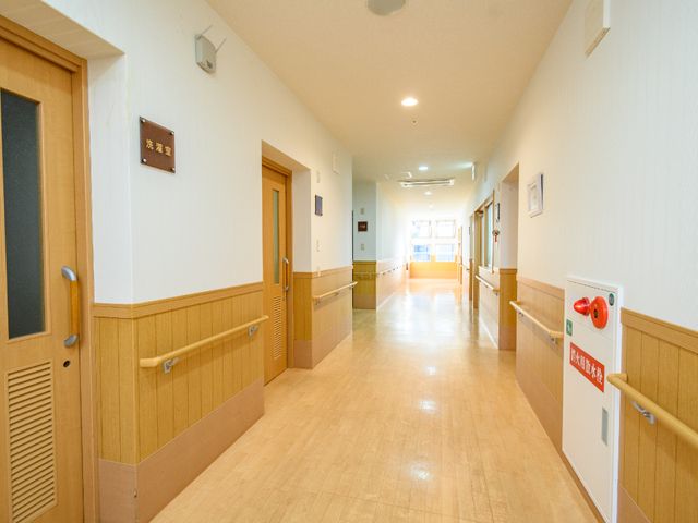 明るい廊下の眺め 廊下 廊下は柔らかな光が差し込み、清潔感のあふれる空間が広がっています。手すりも設置されており、皆様の安全を考えた設計です。