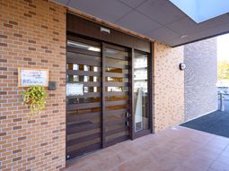 落ち着いた色調のエントランス