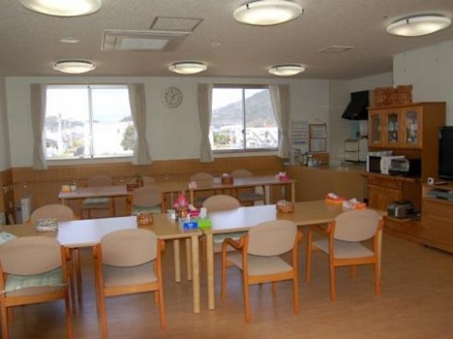 広々とした明るい食堂 共有スペース ゆとりある食堂で、利用者が食事やコミュニケーションを楽しんでいます。大型テレビも完備し、明るく開放感のある空間が魅力です。