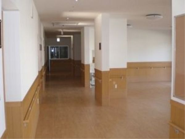 明るく広い廊下