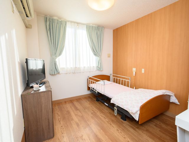 居心地の良い居室 居室 ゆったりとした床のスペースを備えた明るい居室です。個人のプライバシーが守られ、快適な生活空間を提供しています。