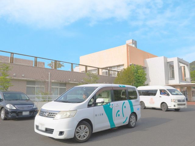 広い駐車場の外観 外観 施設の広い駐車場には、多目的に利用できるスペースが用意されています。快適な訪問が可能です。
