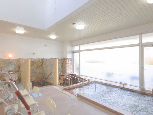 開放感のある浴室 浴室 広々とした空間では、自然光がたっぷりと差し込む快適なバスタイムを提供します。