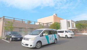 駐車場付きの建物外観