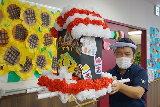 賑やかな飾り付けの廊下