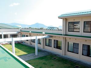 中庭と建物外観