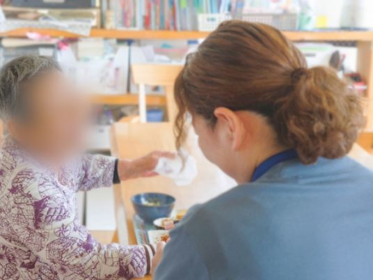 談笑する食事中の場面