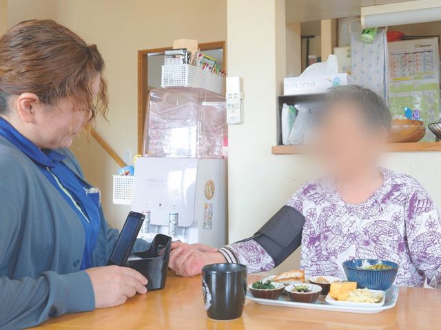 食事と測定の光景 内観 スタッフが親切に健康管理をサポートしながら、アットホームな雰囲気で食事が楽しめます。