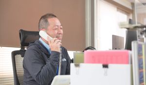 電話を受けているスタッフイメージ
