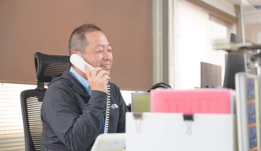 電話を受けているスタッフイメージ