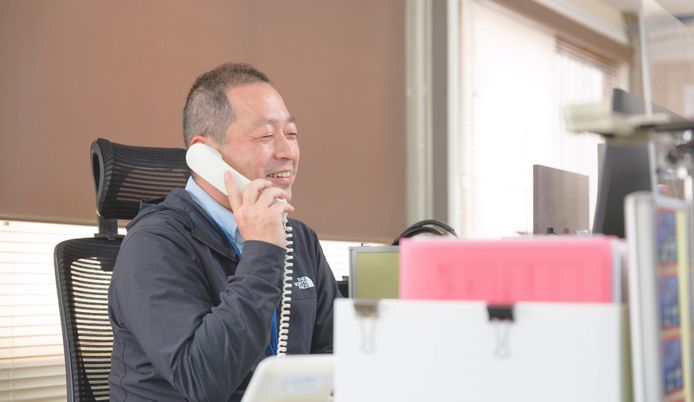 電話を受けているスタッフイメージ