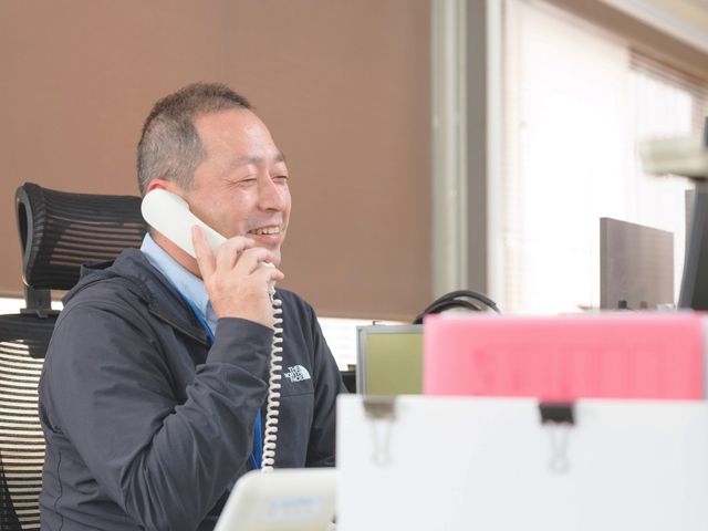 電話を受けているスタッフイメージ スタッフイメージ 電話対応を笑顔で行うスタッフの姿勢は、働く環境の和やかさを感じさせます。
