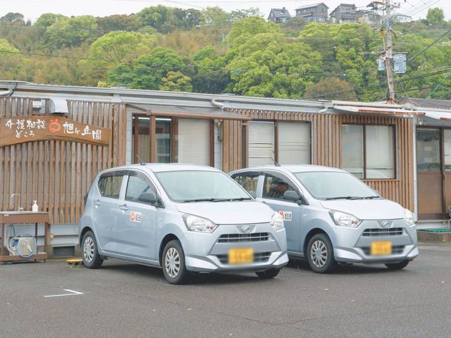 施設の外観 外観 自然に囲まれた場所に佇む建物です。駐車場には車が並んでいます。