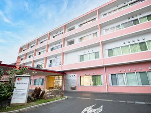 ピンク外観の建物  