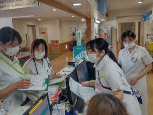 看護スタッフの申し送り場面  