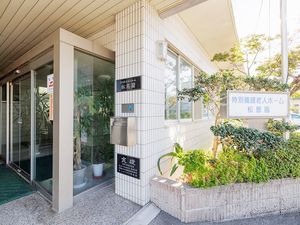 施設のエントランス  
