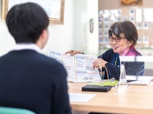 相談を受けるスタッフと訪問者の様子