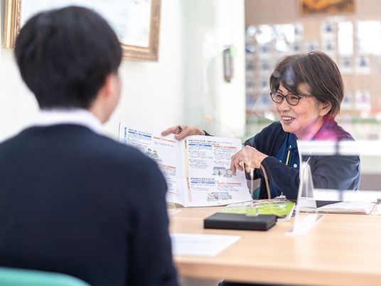 相談を受けるスタッフと訪問者の様子