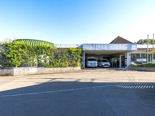 緑に囲まれた建物外観  