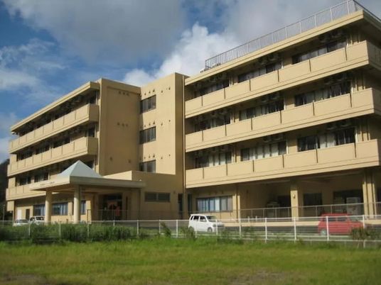 静かな建物の外観
