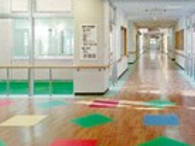 カラフルな廊下 廊下 カラフルな模様の床が特徴的な廊下です。明るく開放的な空間で、心地よく移動できます。