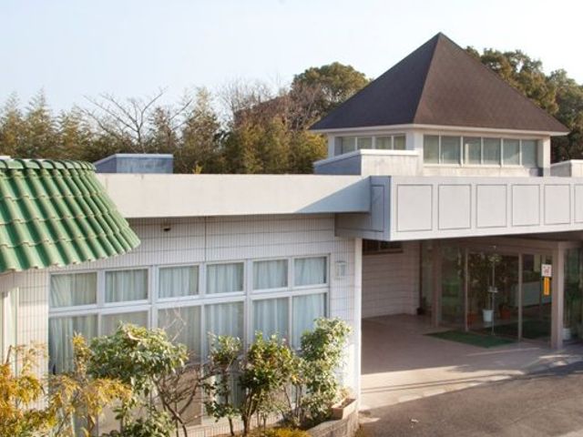 モダンな建物外観 外観 自然に囲まれたモダンな建物です。職場としての快適さを感じられるでしょう。