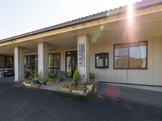 明るい建物外観  