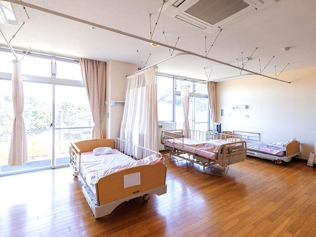 自然光が入る居室 居室   自然光がたっぷり入る明るい空間で、快適に過ごせます。ベッド配置も余裕があり動きやすいです。