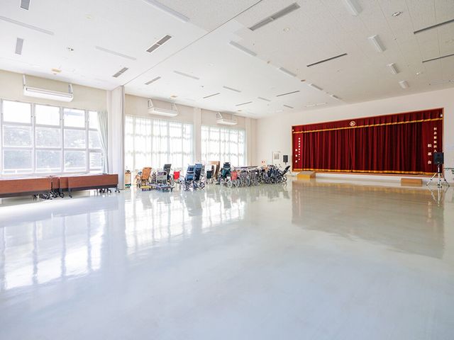 機能訓練室の様子 機能訓練室 自然光が差し込む広々とした空間です。車椅子の利用にも配慮されています。