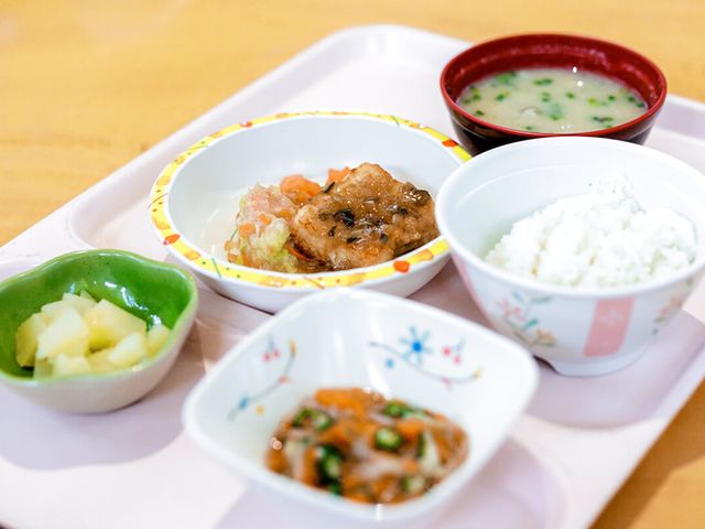 美味しそうな食事セット ダイニングルーム 栄養バランスを考えた美味しい食事が楽しめる空間です。心温まるひと時を過ごせます。