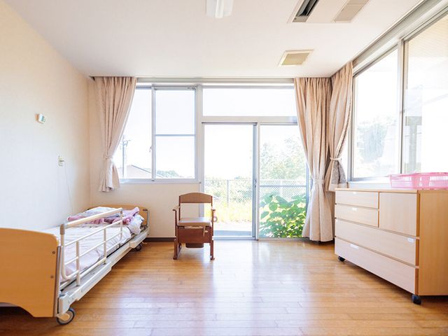 広々とした居室 居室 広々とした居室で、自然光がたっぷり入ります。快適なくつろぎの時間をお過ごしいただけます。