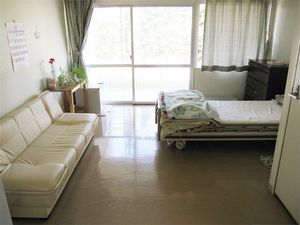 明るい居室の様子