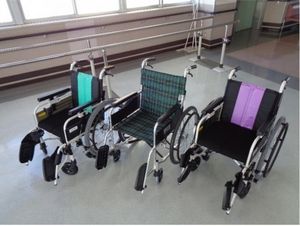 車椅子が並ぶ廊下  