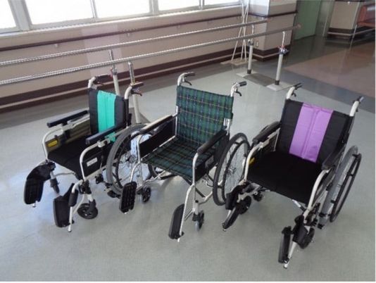 車椅子が並ぶ廊下  