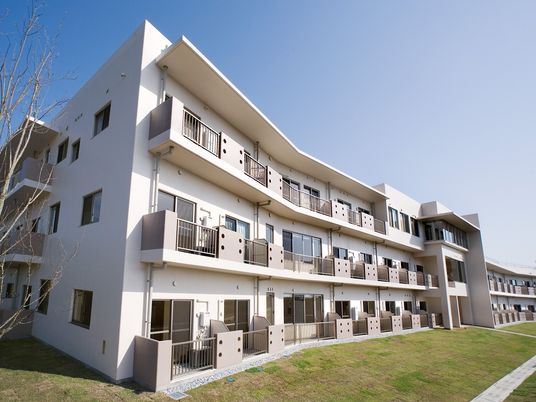 白い外観の建物  