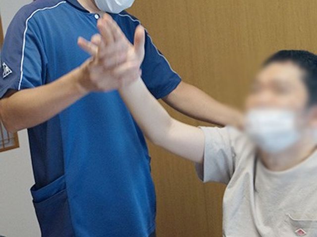 サポートを受ける場面 スタッフイメージ 介護士が親身に支え、安心感のある場面です。スタッフと利用者の信頼関係が伝わります。