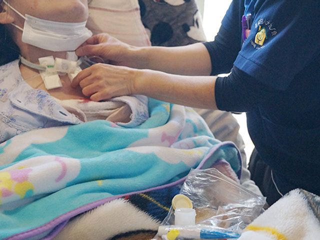 ケアの様子の居室 居室 ケアスタッフの手厚いケアが受けられる、居心地の良い居室です。周りには個人の趣味や必需品が置かれ、安心感をもたらします。