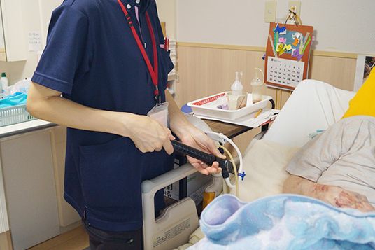 優しい手つきの介護の様子