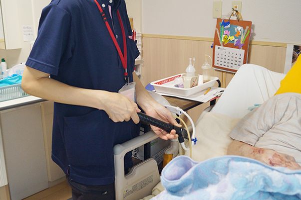 優しい手つきの介護の様子